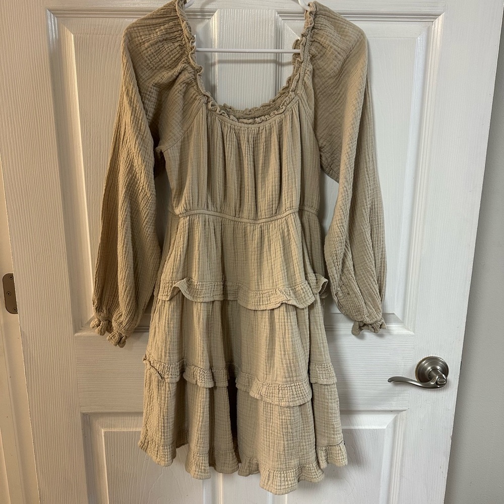 Elegant Beige Tiered Dress - Picture 2 of 3